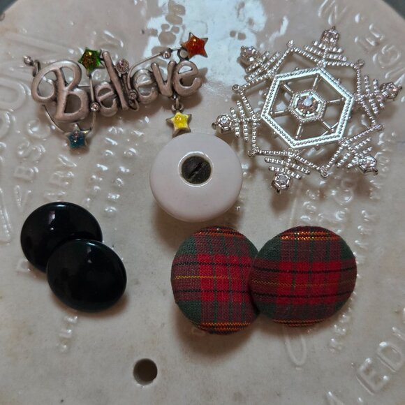 Vintage Christmas Jewelry Bundle: Pierced Earrings and Pins - Picture 1 of 15